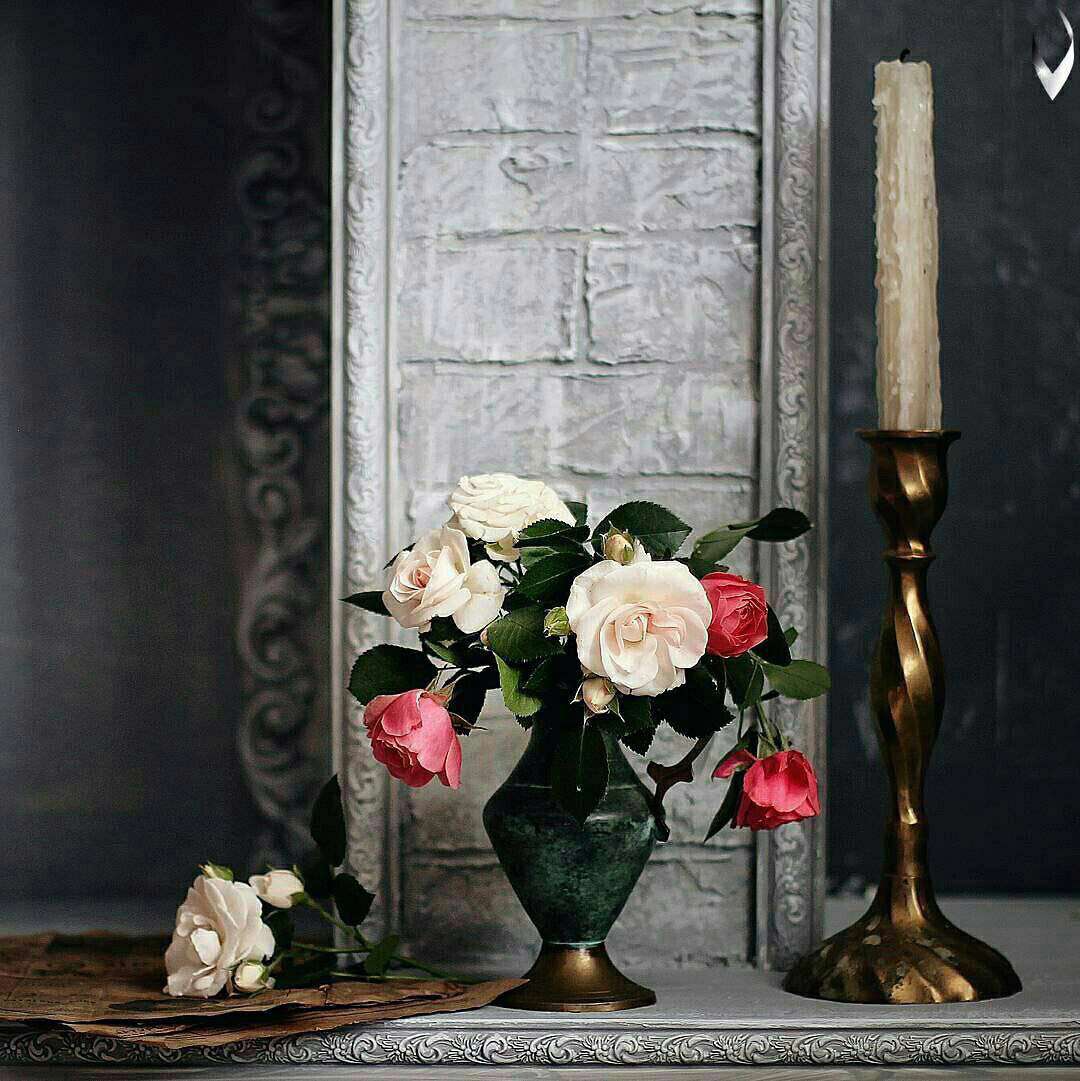 گلدانی کنار شمعدان